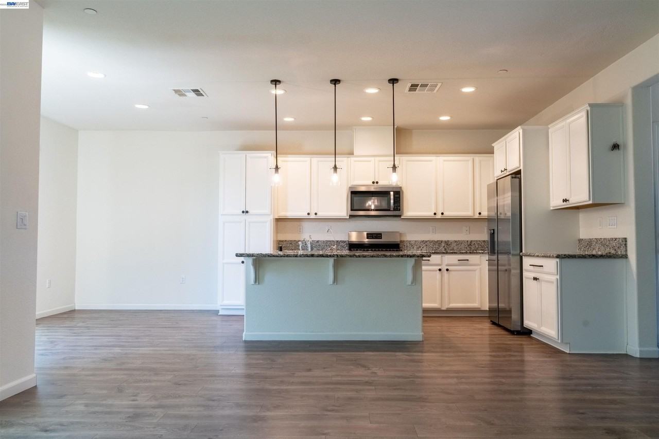 21236 Grapevine Dr - Photo 3 of 12