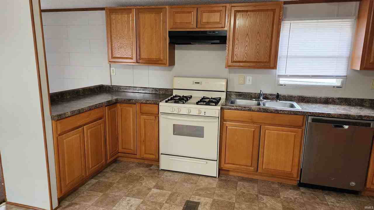 911 N Oolitic Dr - Photo 3 of 11