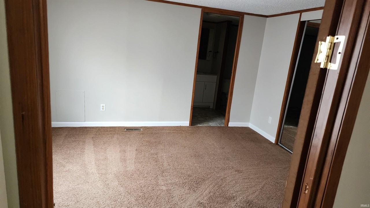 911 N Oolitic Dr - Photo 5 of 11
