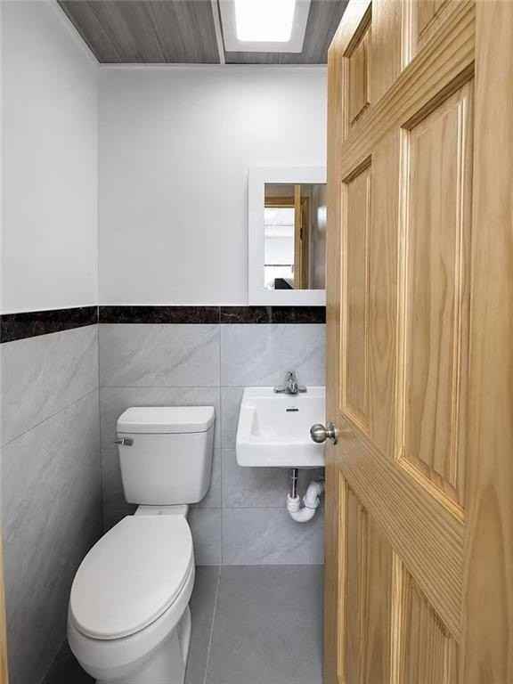 805 42nd St - Photo 6 of 9