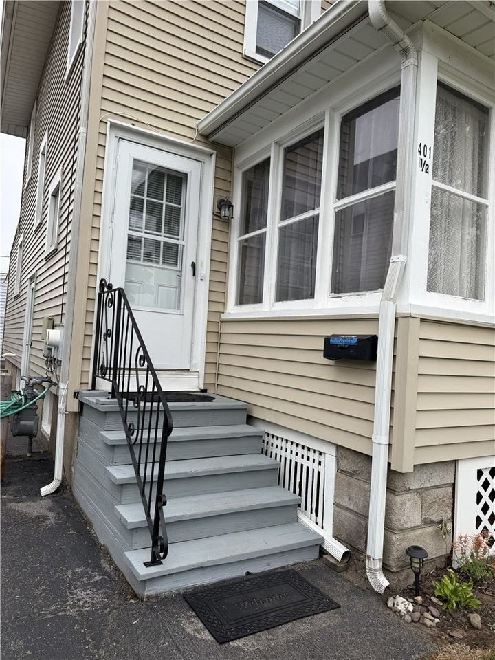 401 W Elm St - Photo 2 of 7