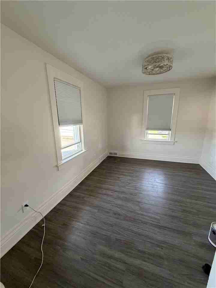 401 W Elm St - Photo 3 of 7
