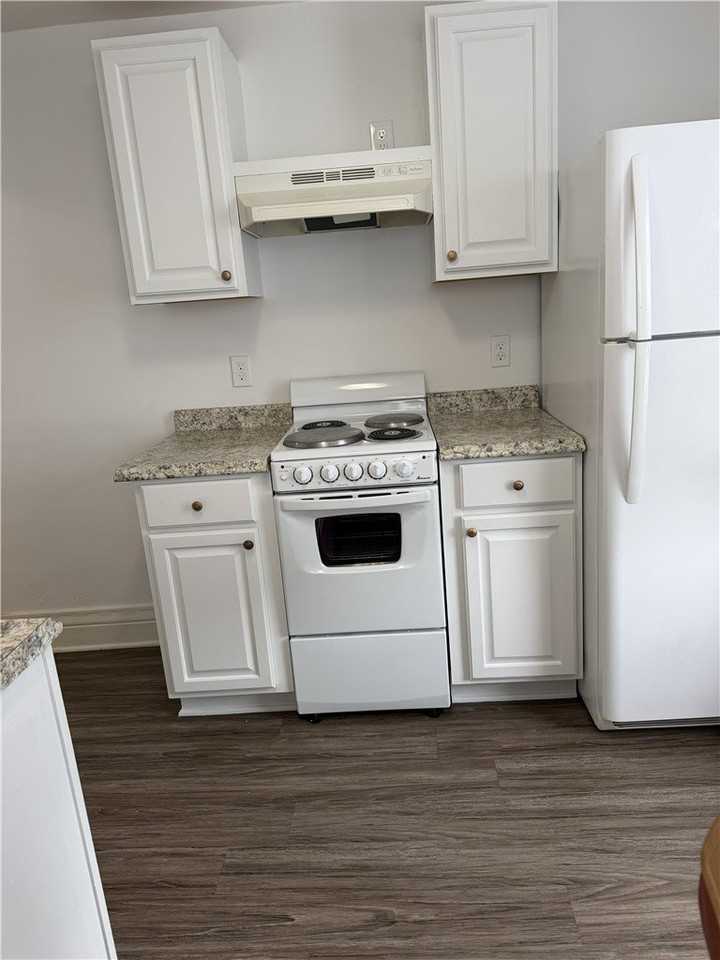 401 W Elm St - Photo 6 of 7