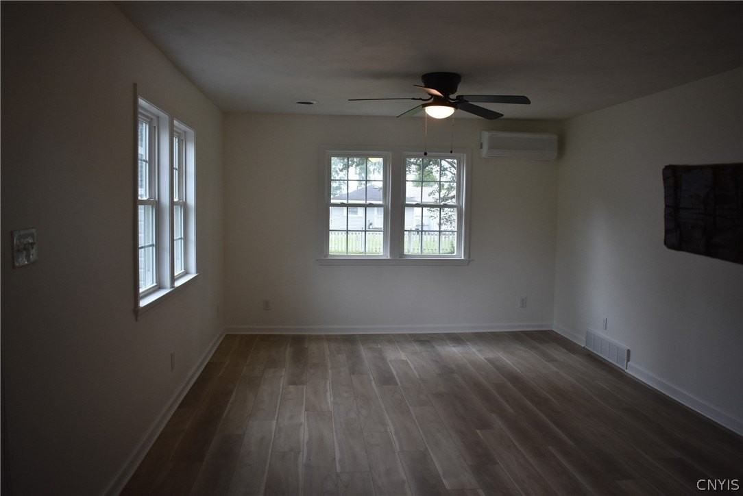 9010 Kennedy Ln - Photo 4 of 34
