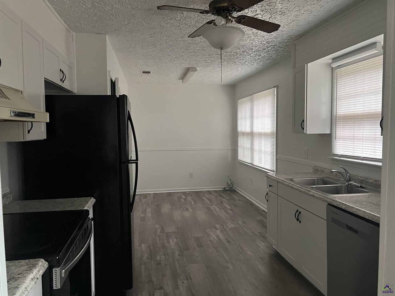 100 Grove Ln - Photo 3 of 11