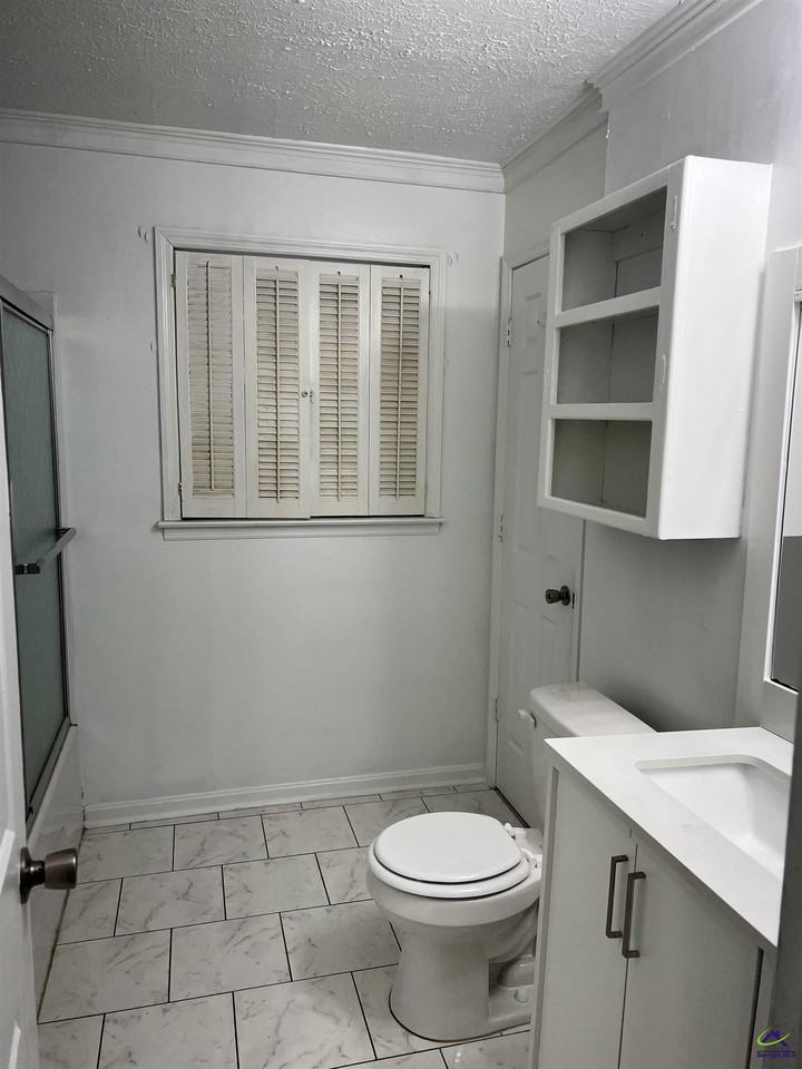 100 Grove Ln - Photo 4 of 11