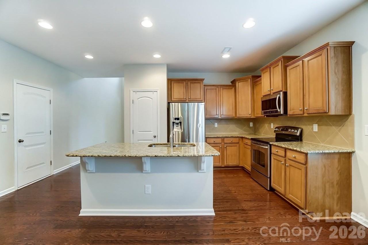 1934 Madeira Cir - Photo 5 of 40