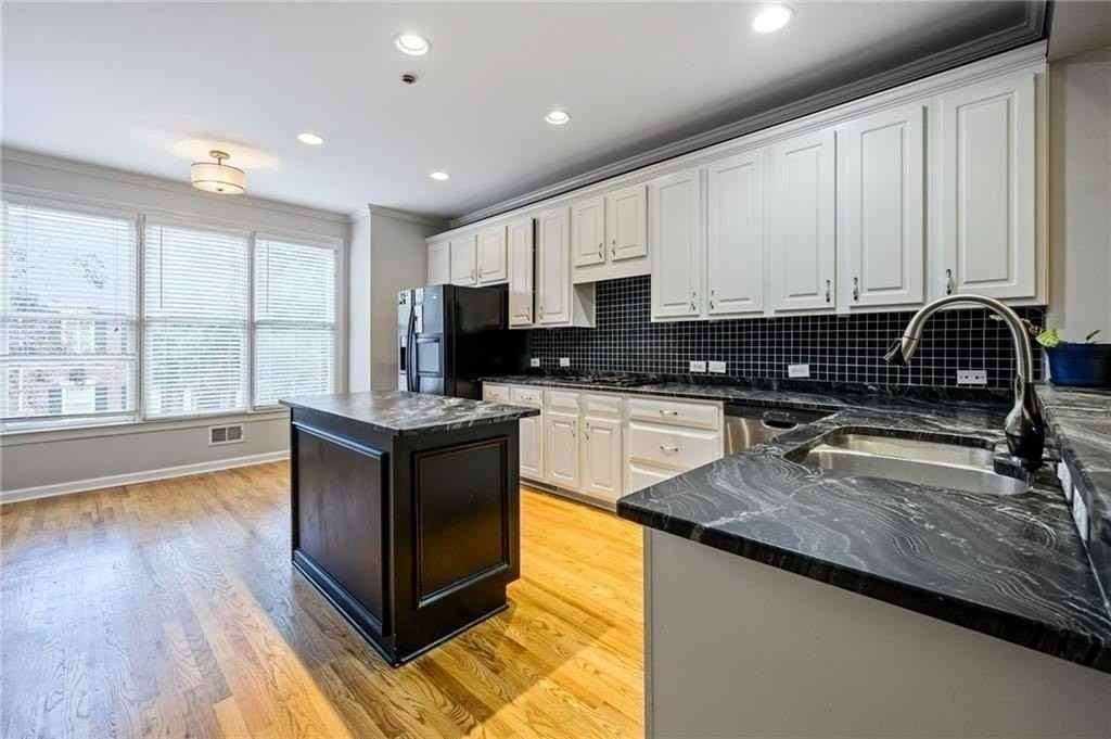 600 Vinings Estates Dr Se #B11 - Photo 5 of 27
