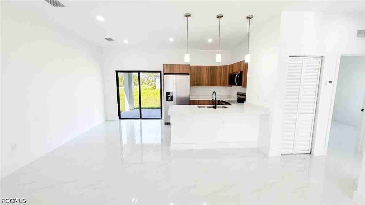 723 Bering Ave S - Photo 3 of 29