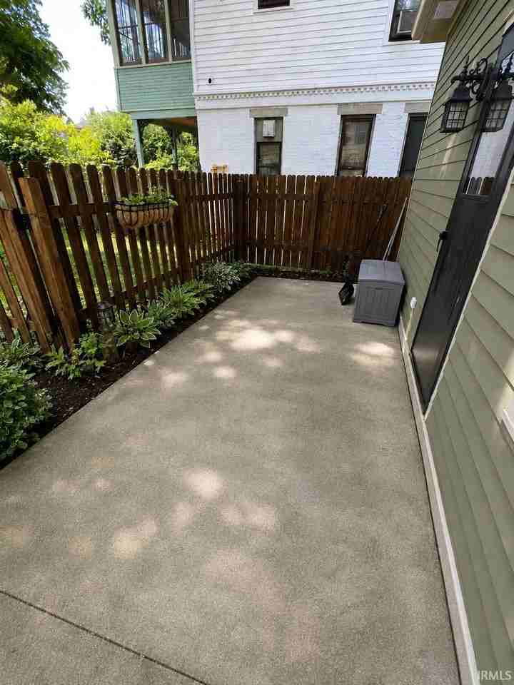 1215 W Jefferson Blvd #1 - Photo 4 of 10