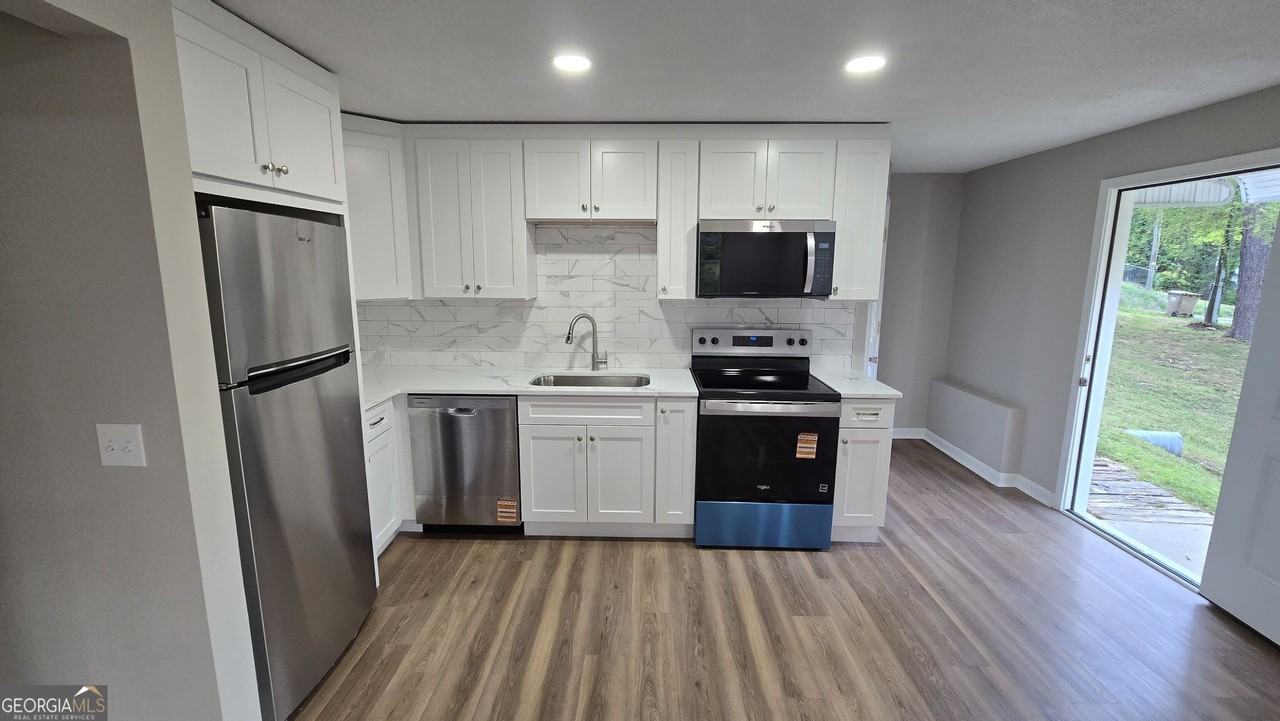 3025 Mangum Dr #B - Photo 2 of 19