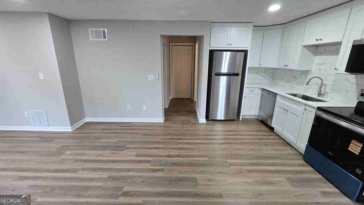 3025 Mangum Dr #B - Photo 3 of 19