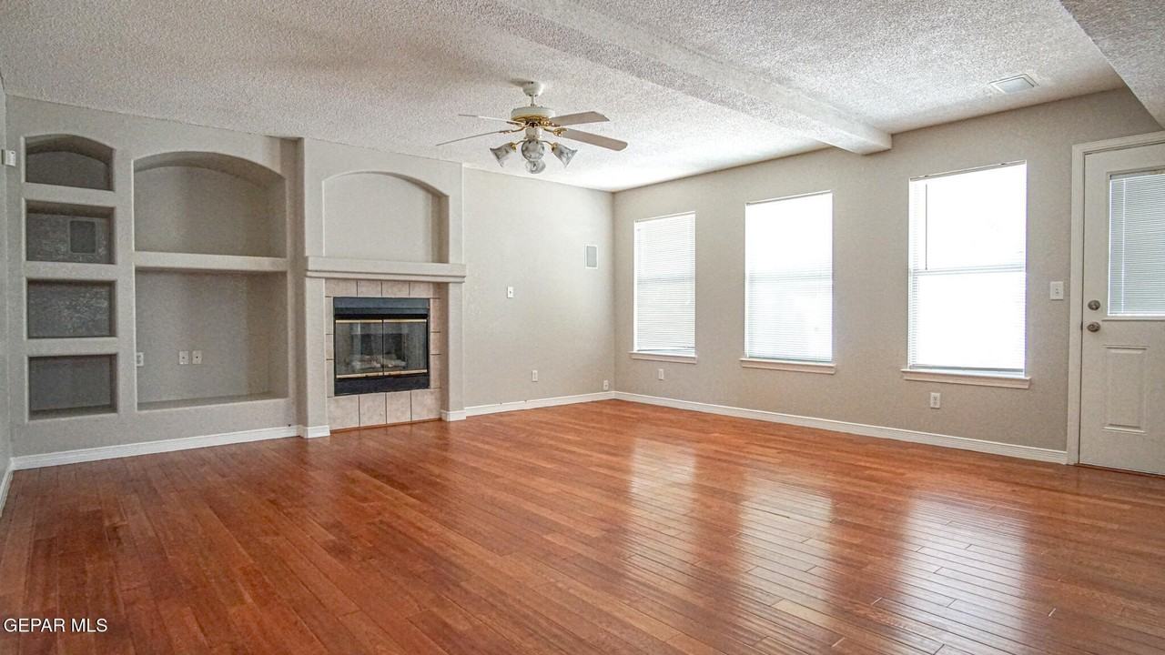 7481 Umbria Dr - Photo 3 of 29