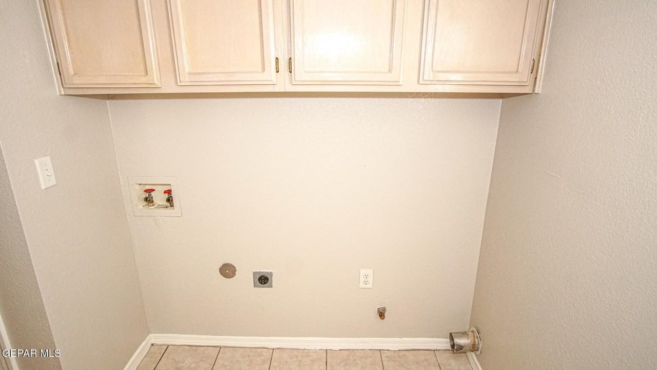 7481 Umbria Dr - Photo 5 of 29