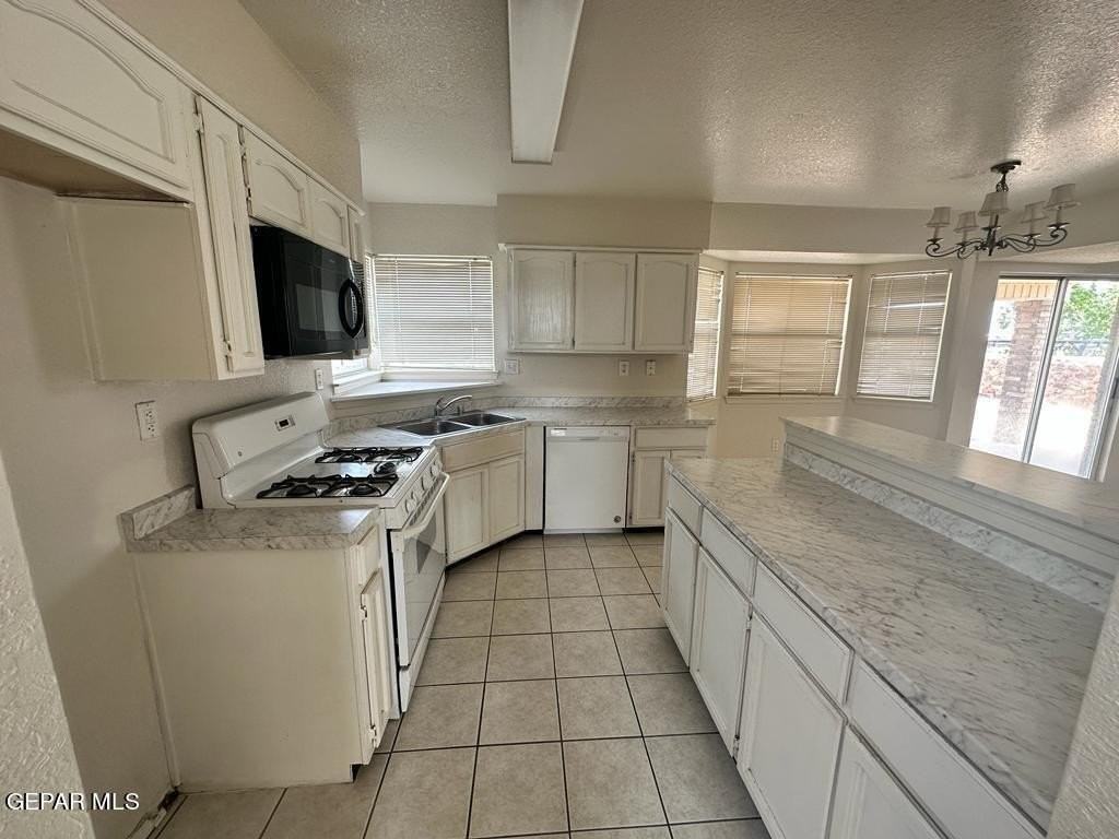 1411 Luz De Camino Way - Photo 3 of 13