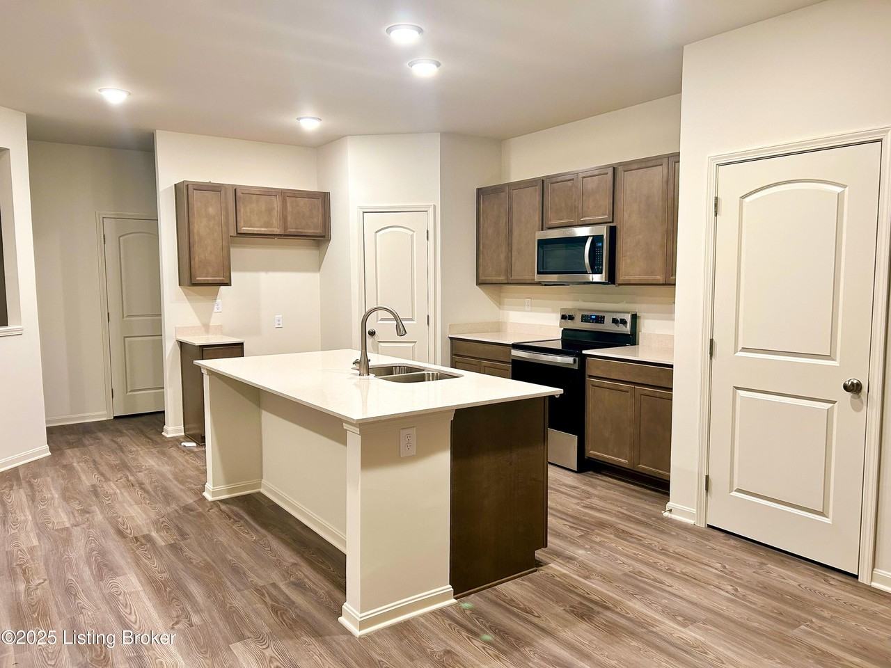 6509 Fair Ridge Ln - Photo 2 of 15