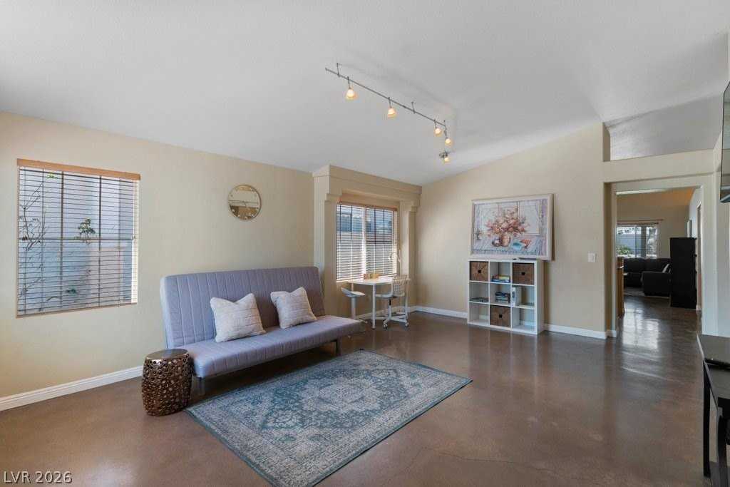 9828 Pioneer Ave - Photo 4 of 28