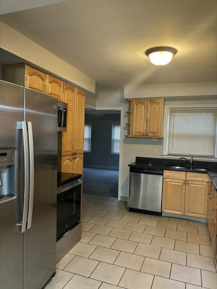12116 Columbia - Photo 2 of 19