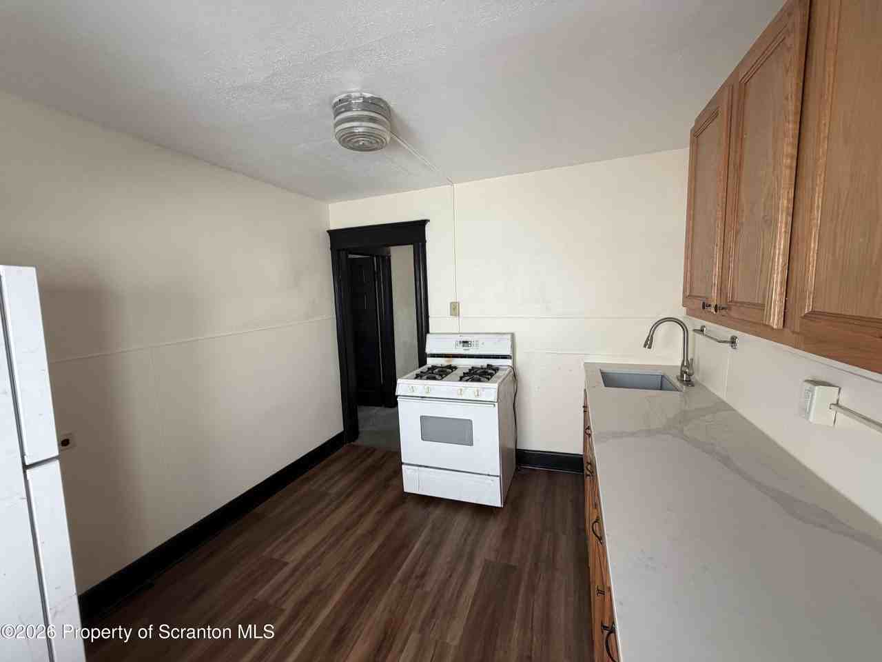 610 Moosic St #B - Photo 3 of 12