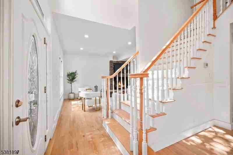 10 Elmwood Ct - Photo 5 of 47