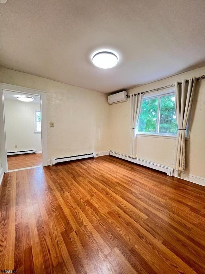 285 Rutherford Ave - Photo 4 of 16