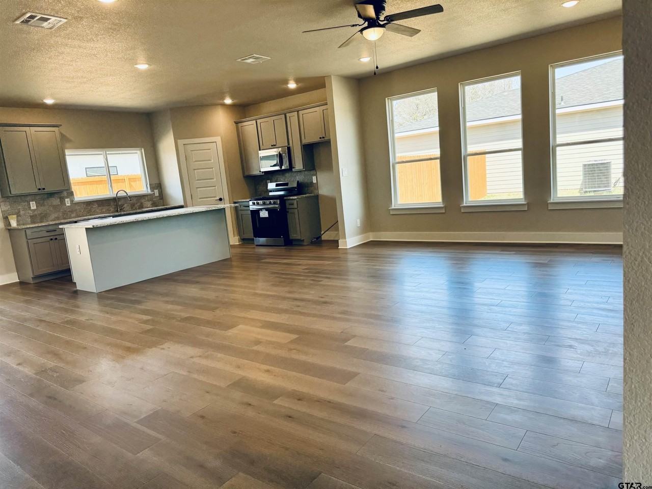 15528 Greenhouse Way - Photo 4 of 7