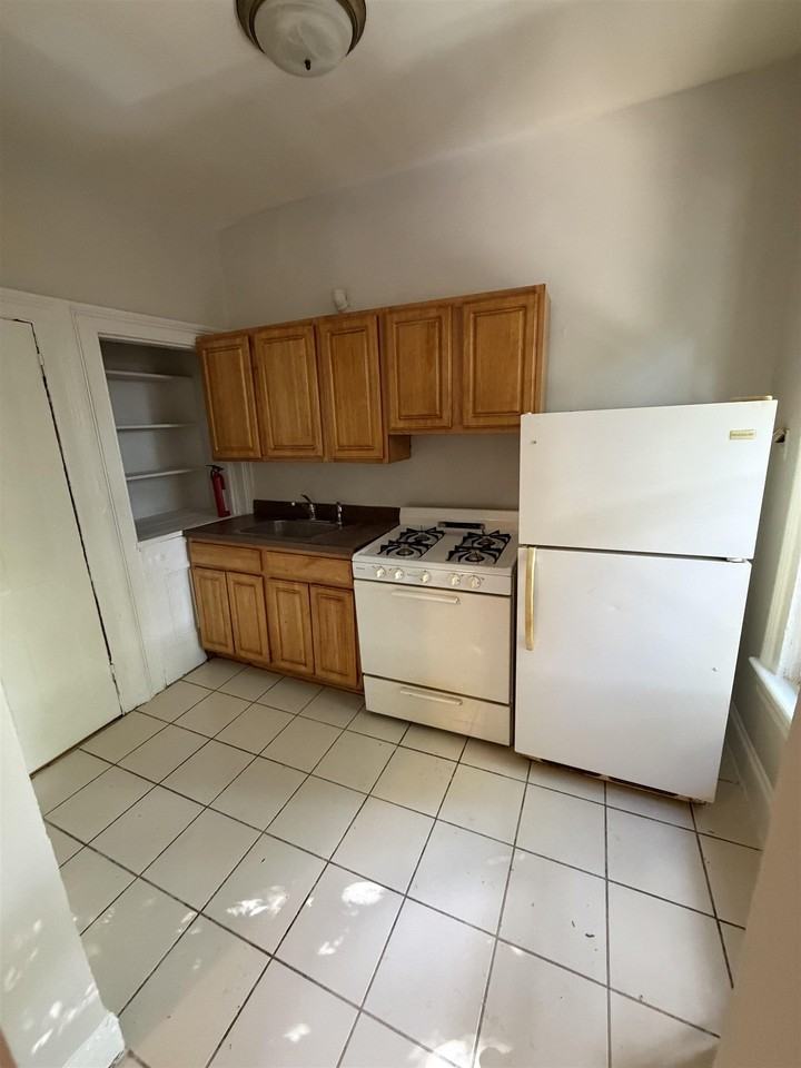 642 Jersey Ave #3 - Photo 6 of 8