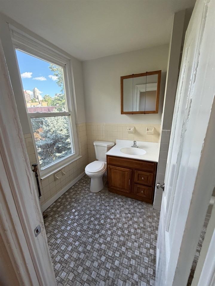 642 Jersey Ave #3 - Photo 7 of 8