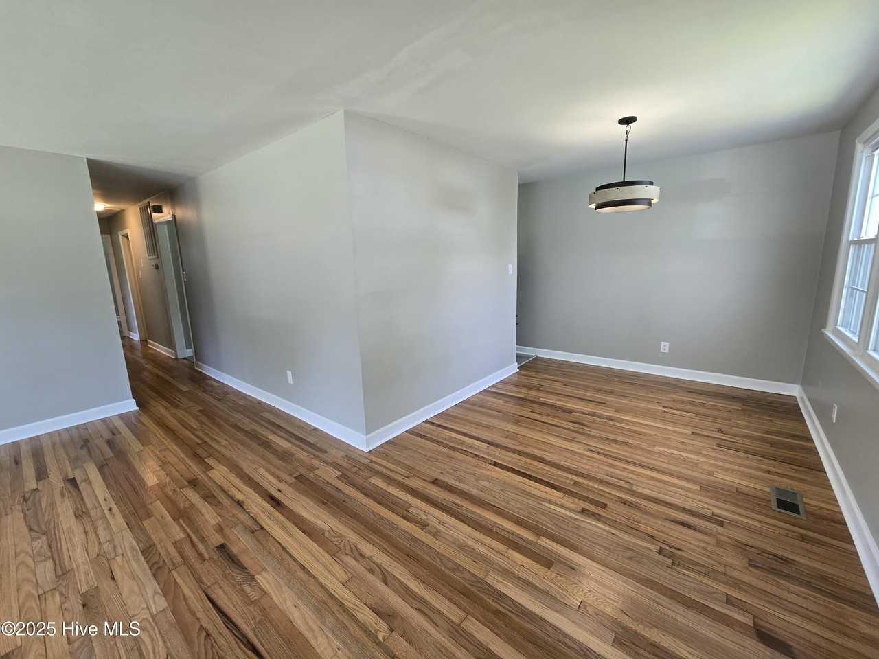 801 Barn St - Photo 5 of 25