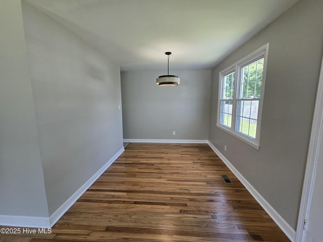 801 Barn St - Photo 6 of 25