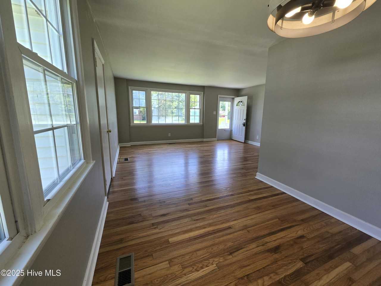 801 Barn St - Photo 7 of 25