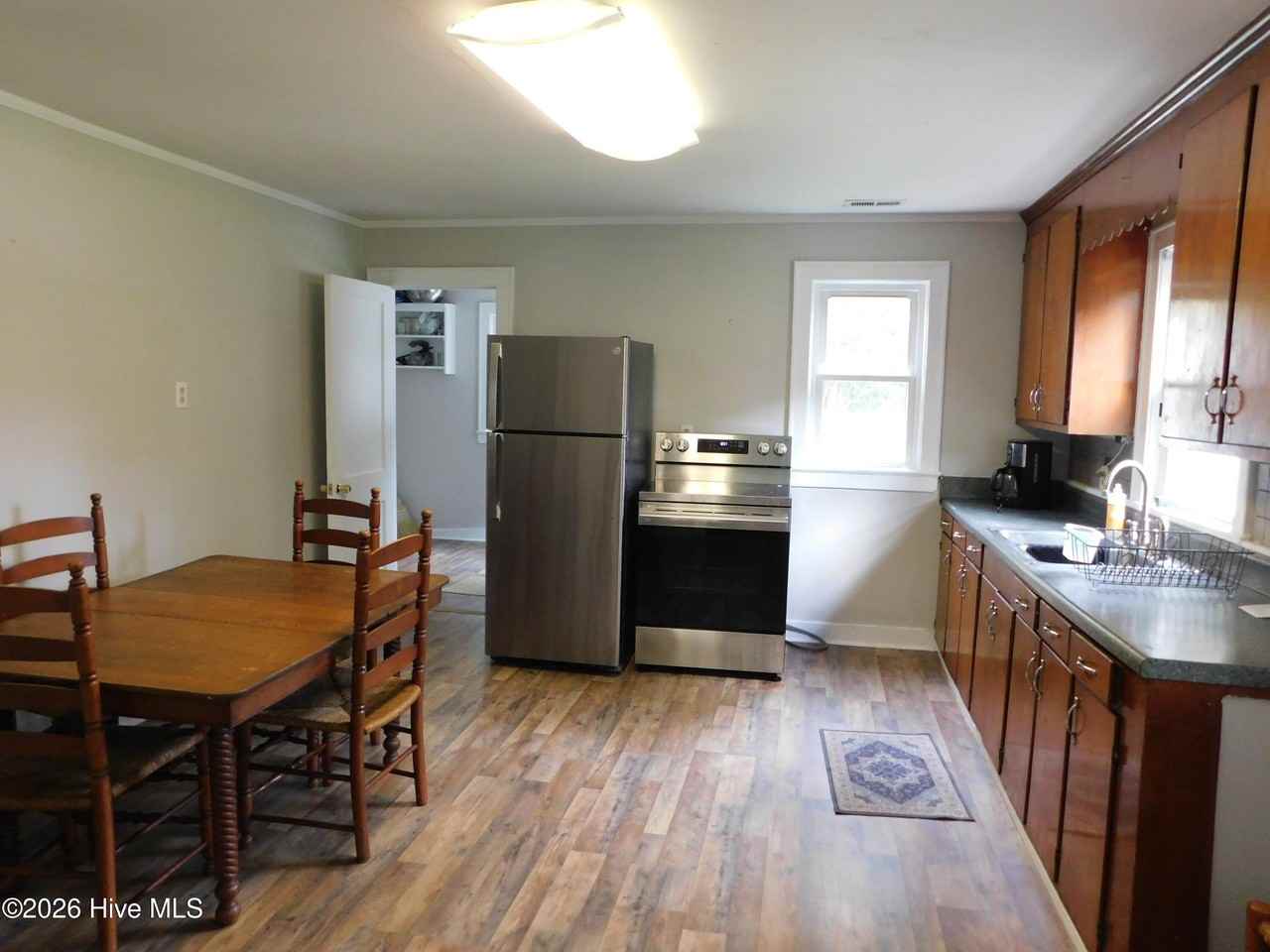 547 Pigott Rd - Photo 4 of 13