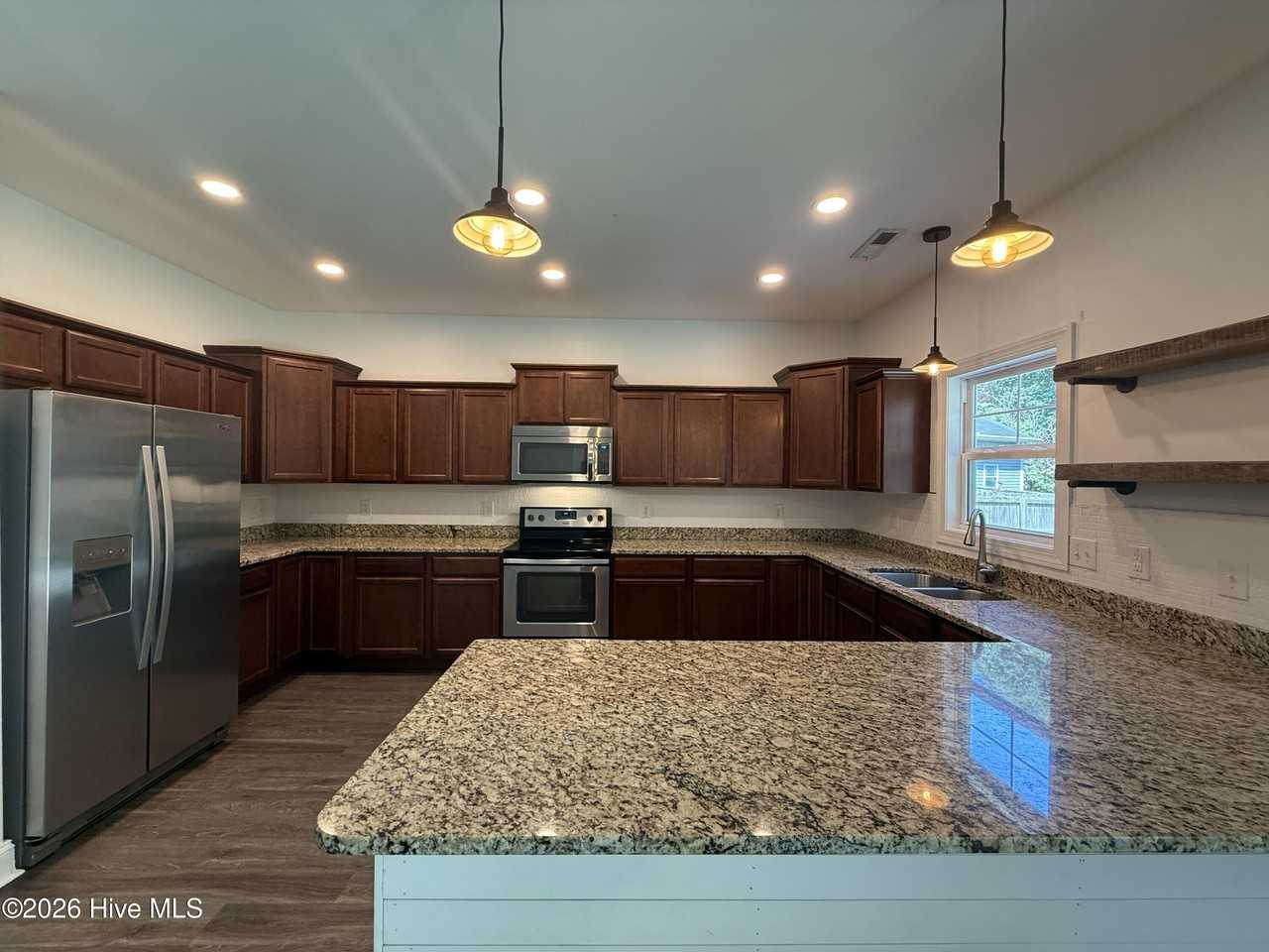 804 Oleander St - Photo 4 of 14