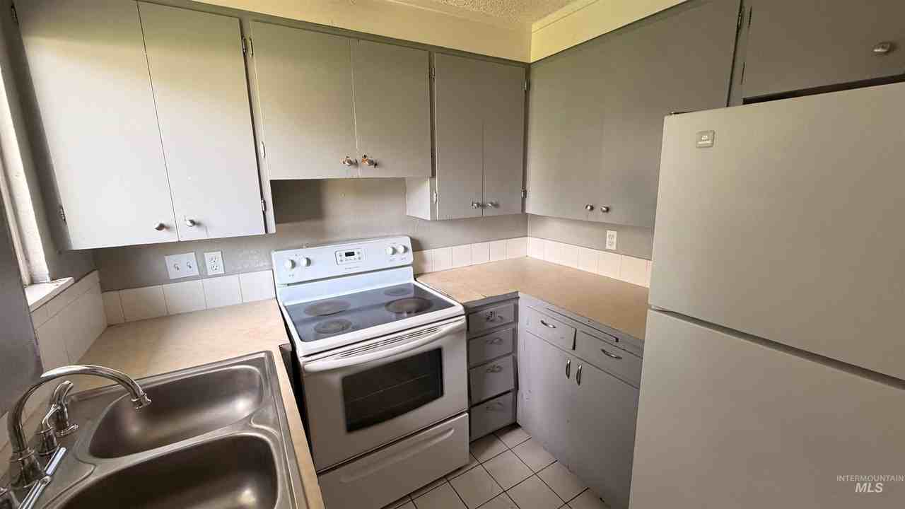 934 11th Ave N - Photo 2 of 11