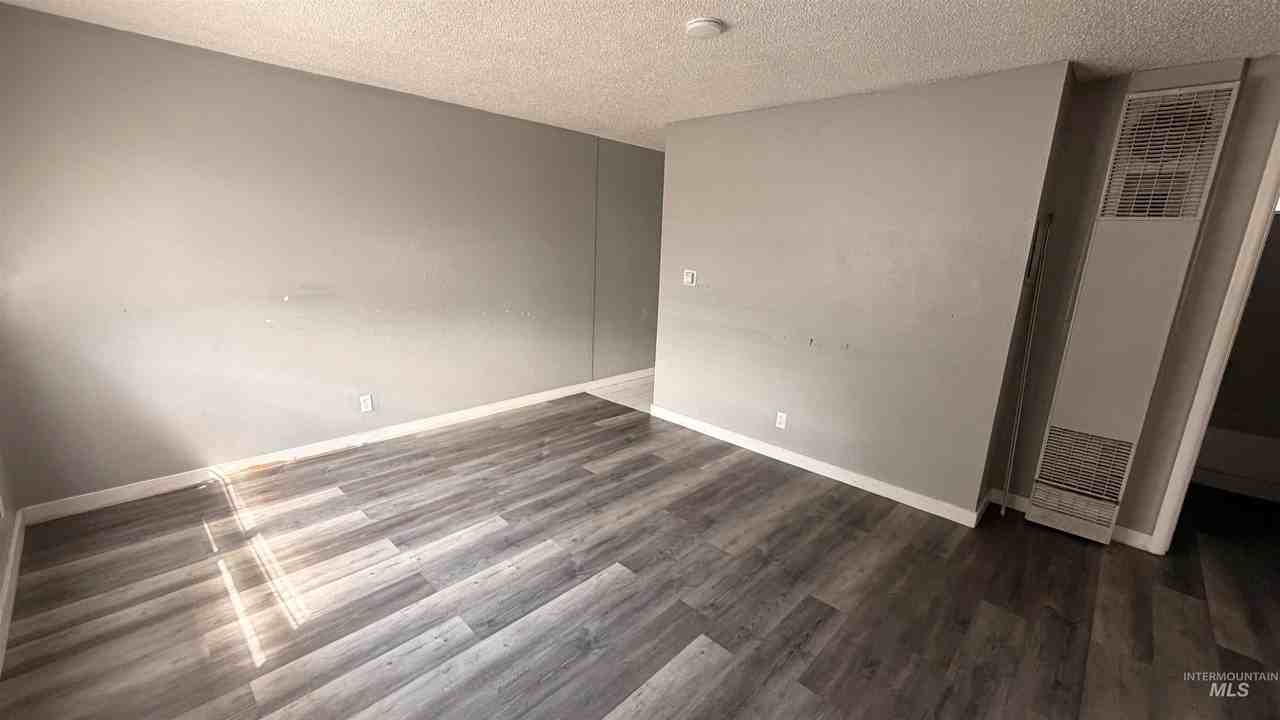 934 11th Ave N - Photo 3 of 11