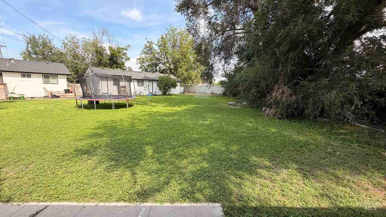 934 11th Ave N - Photo 5 of 11