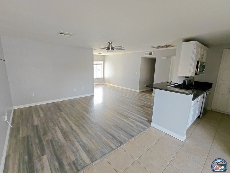 1190 Ocotillo Dr - Photo 3 of 20