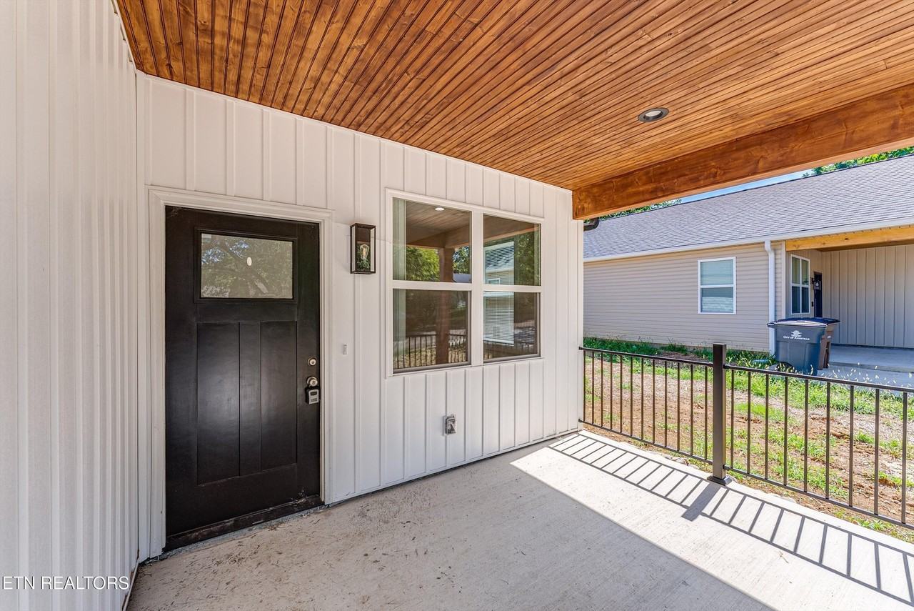 818 W Anderson Ave - Photo 3 of 35