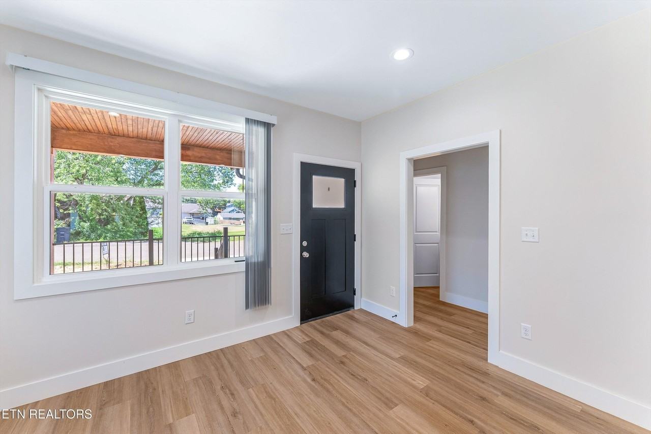 818 W Anderson Ave - Photo 7 of 35