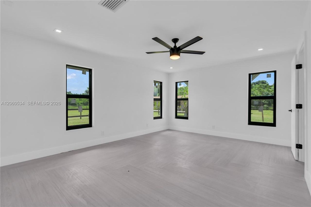 Sw 54th St - Photo 3 of 8