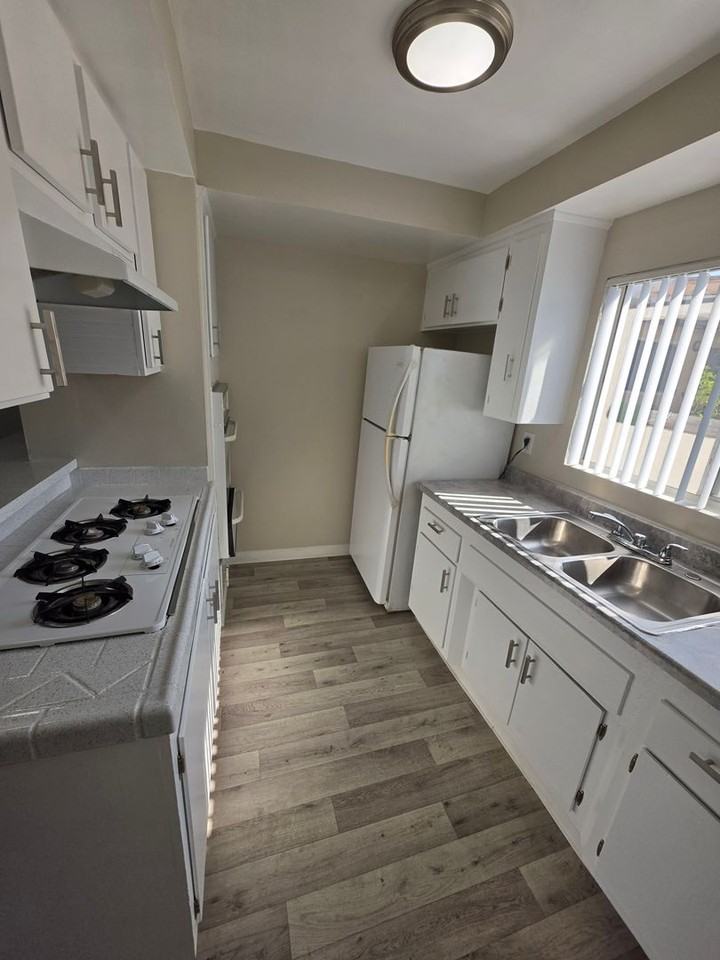 1711 Marine Avenue - Photo 3 of 36