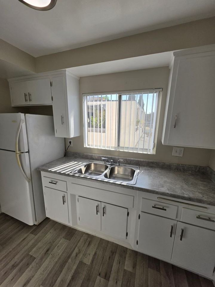 1711 Marine Avenue - Photo 7 of 36
