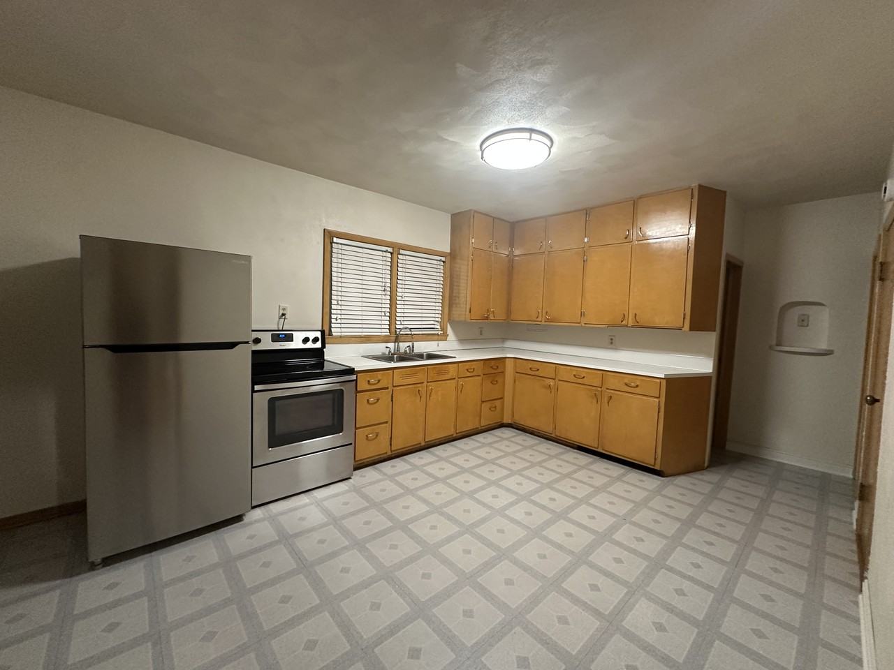 912 E Lincoln Ave #1 - Photo 4 of 15
