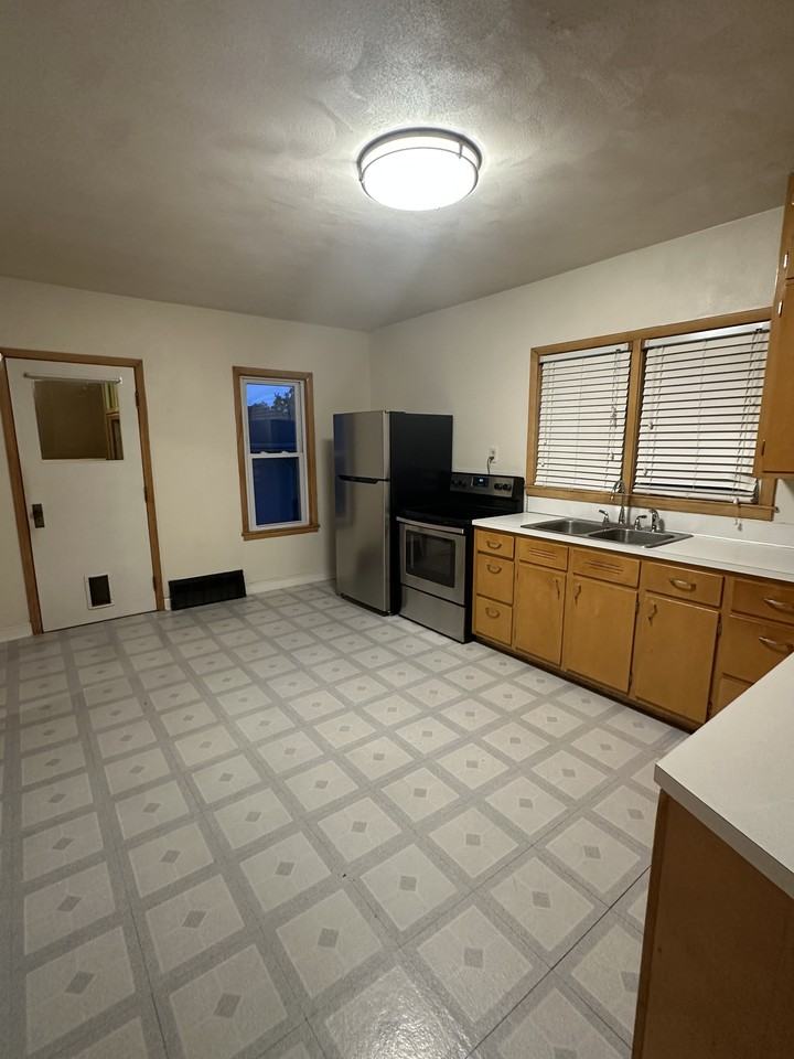 912 E Lincoln Ave #1 - Photo 5 of 15