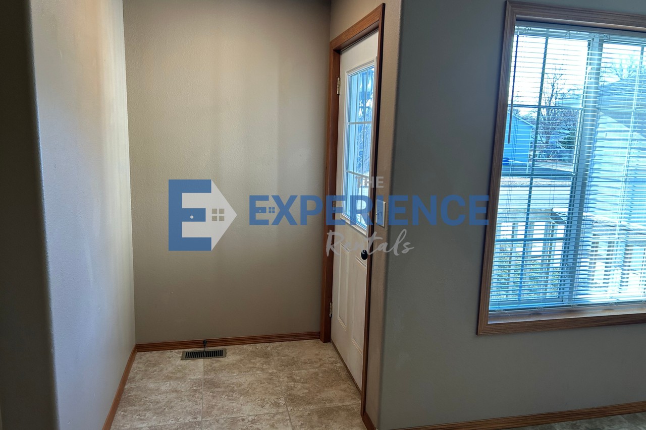 5706 W 58th St - Photo 4 of 26