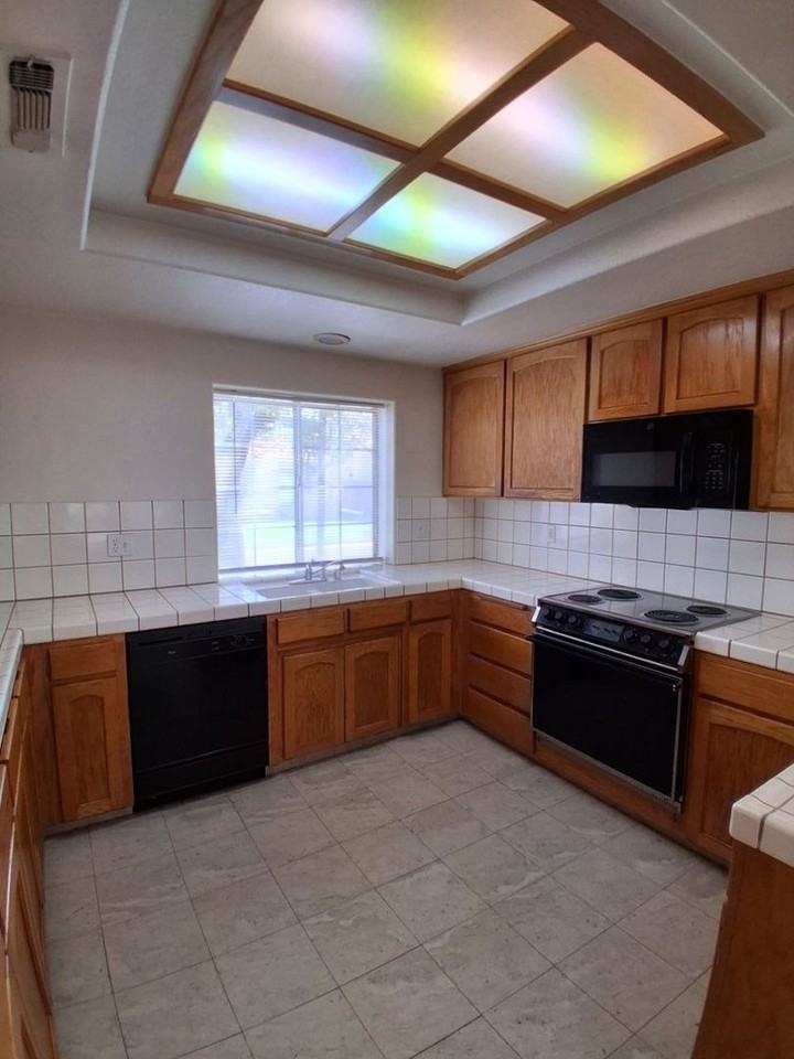 1092 E Pennsylvania Ave - Photo 4 of 18