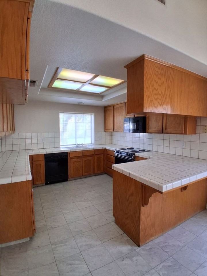 1092 E Pennsylvania Ave - Photo 5 of 18