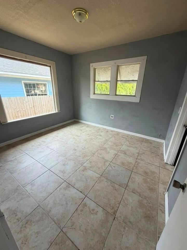 1637 17th St - Photo 3 of 9