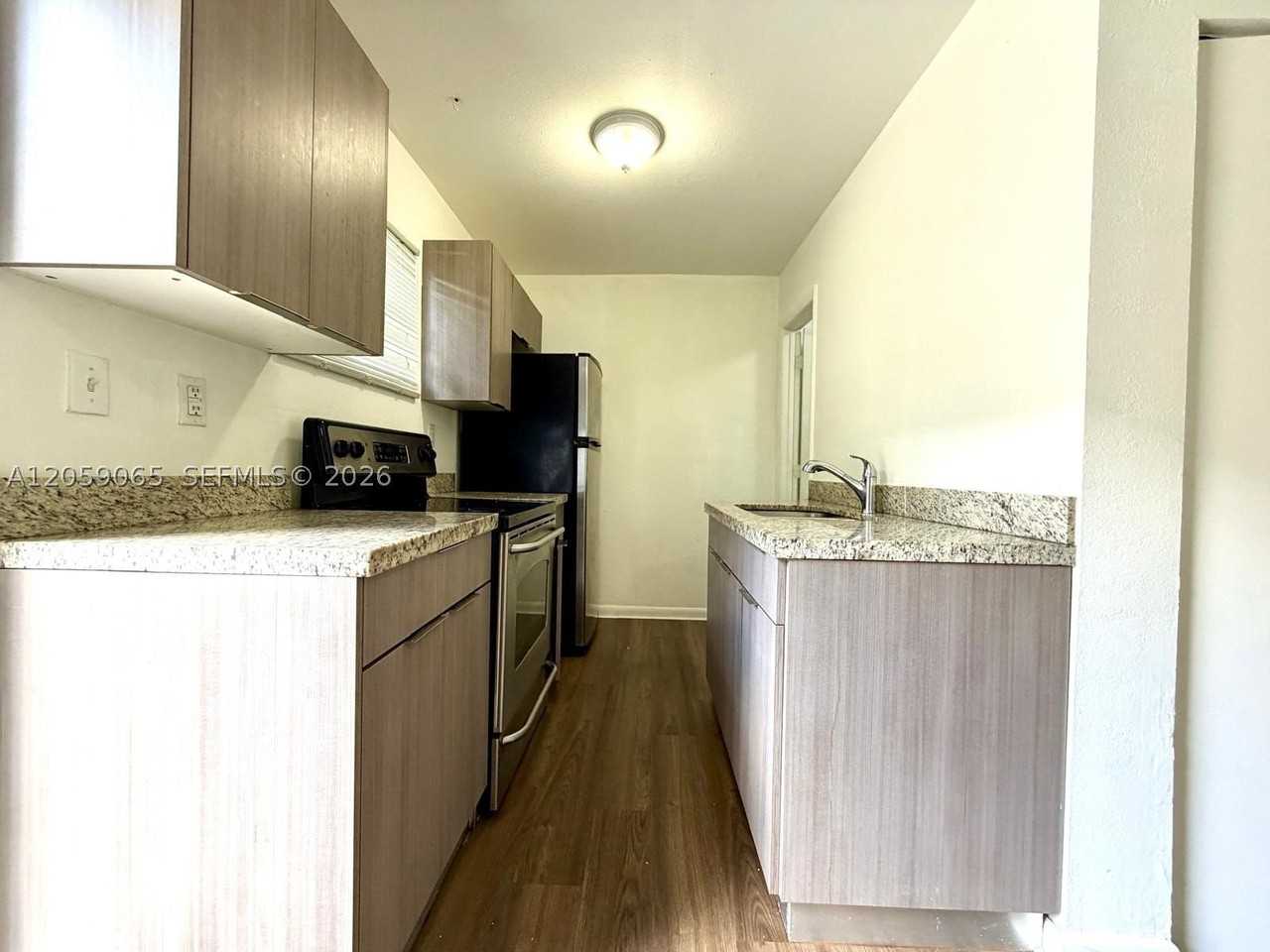 529 Sw 3rd St #3 - Photo 3 of 11