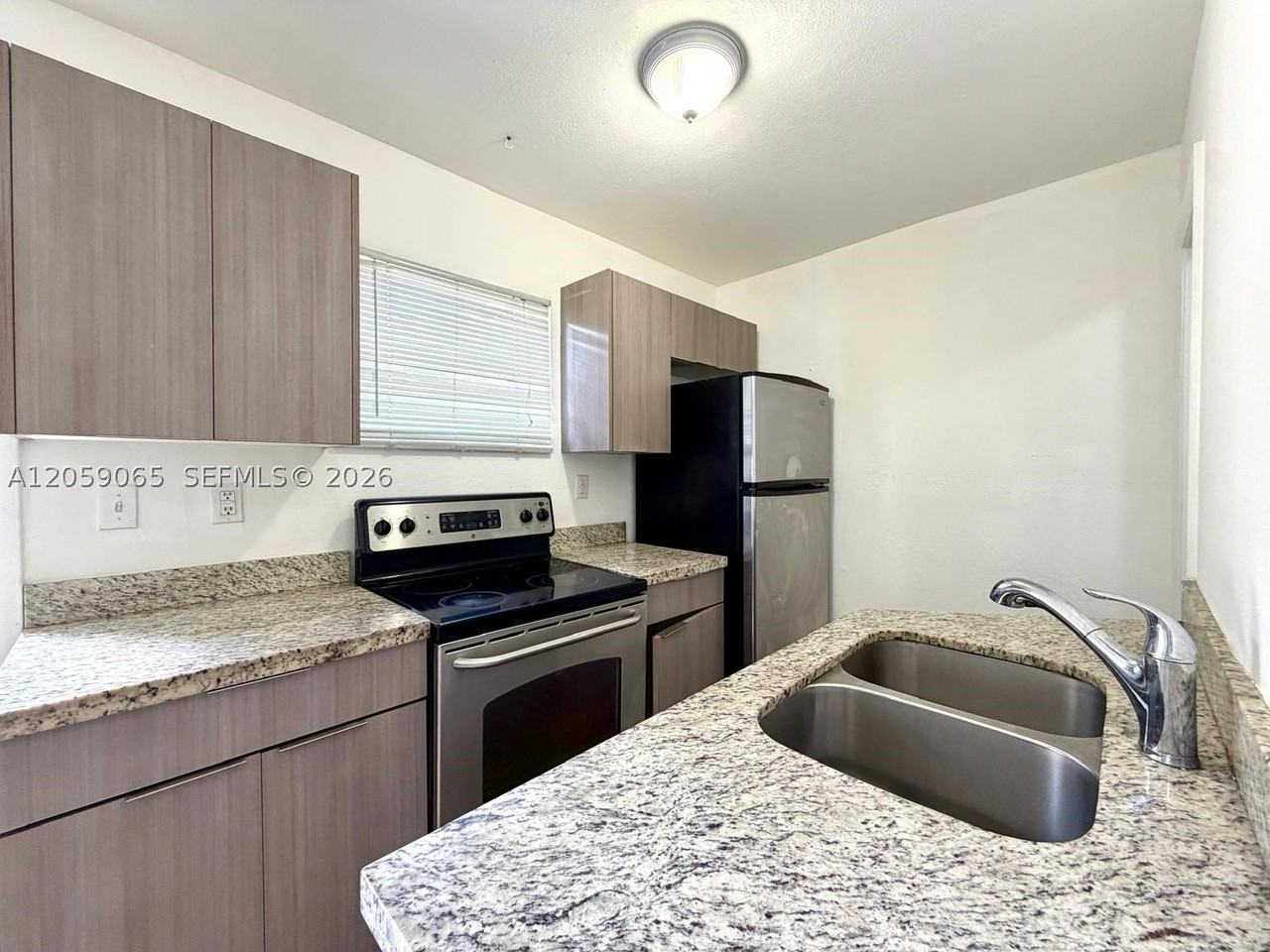 529 Sw 3rd St #3 - Photo 4 of 11